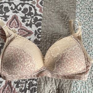 Gloria Vanderbilt Elegant Lace Trimmed Bra